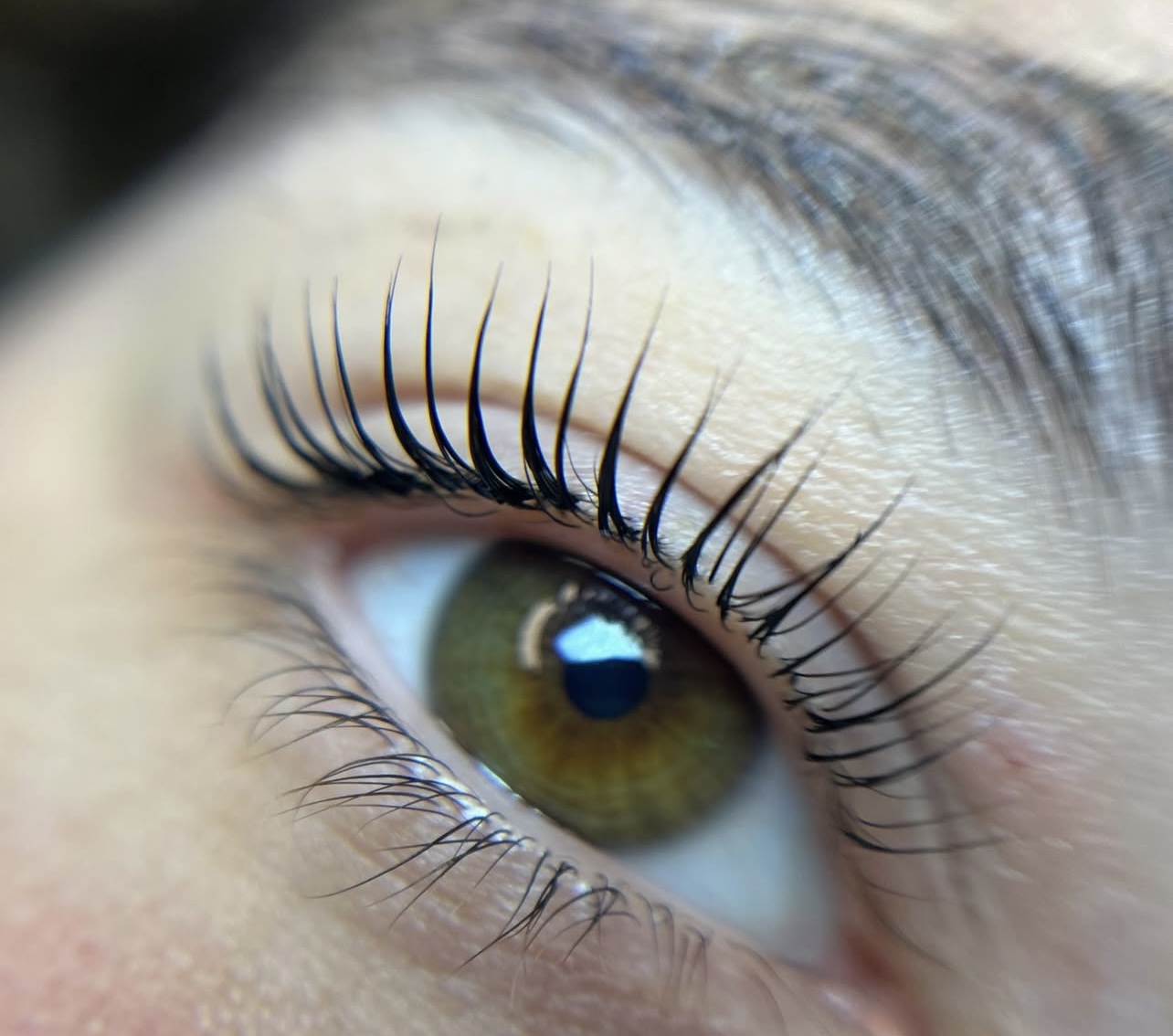 Close-up van gekrulde wimpers na een lash lift