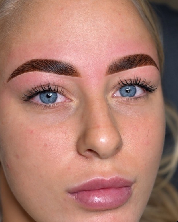 Klant met afgewerkte henna brows en gelifte wimpers